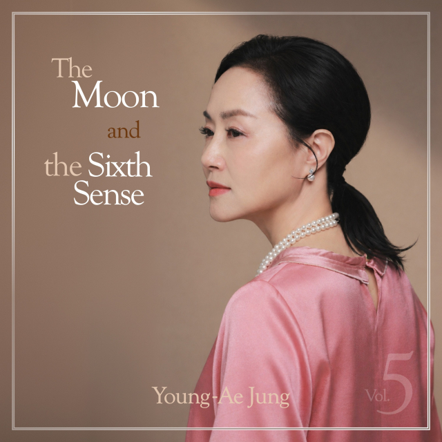 버클리 음대 출신의 재즈 보컬리스트 정영애의 신보 ‘The Moon and the Sixth Sense’ 재킷. 수록곡 ‘Rabbit and Desert Fox(토끼와 사막여우)’는 두 동물의 생존을 건 질주를 통해 인간 역시 끝까지 포기하지 않는다면 예상을 뛰어넘는 결과를 만들어낼 수 있다는 메시지를 담고 있다. 정통 재즈의 깊이와 현대적 감각을 결합한 이번 앨범은 9월 30일 국내외 주요 음원 플랫폼을 통해 전 세계 150여 개국에 동시 발