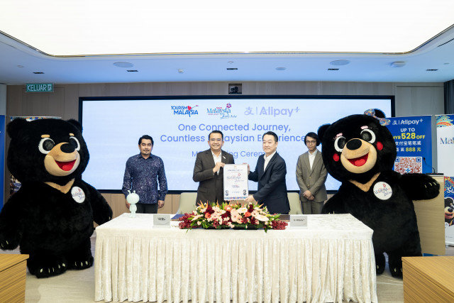 (From left) Mr Mohd Akbal Setia (Head of VM2026 Secretariat and Senior Director, Advertising & Digital Tourism); Mr Mohd Amirul Rizal Abdul Rahim (Director General, Tourism Malaysia); Mr Danny Chung (General Manager of Alipay+ Global Growth Center an