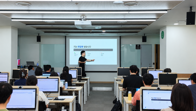 한국언론진흥재단 임직원이 서울 중구 재단 미디어교육원에서 AX 실습교육을 받고 있다(제공=조코딩AX파트너스)