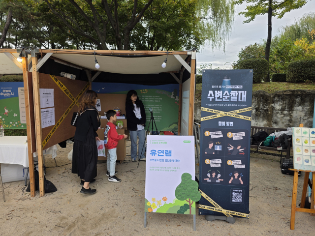 서울 선유도공원에서 열린 선유도원 축제 현장에서 유연랩이 폐페인트 환경 캠페인 부스를 운영하고 있다