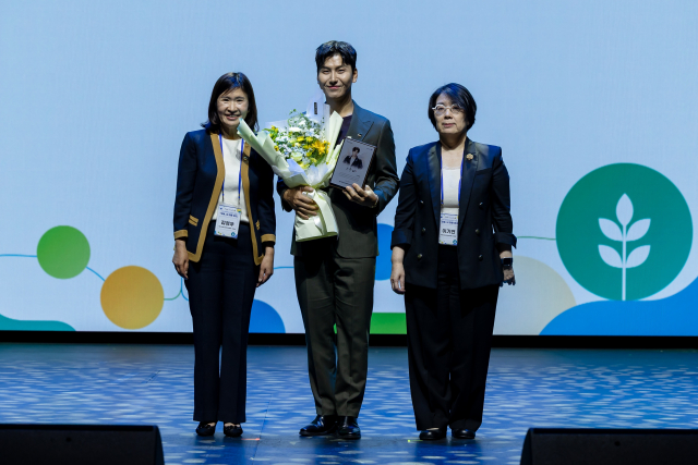 왼쪽부터 김경우 서울시의회 보건복지위원장, 박장현 제36대 서울시정신건강지킴이, 이기연 서울시정신건강복지센터장이 기념사진을 촬영하고 있다