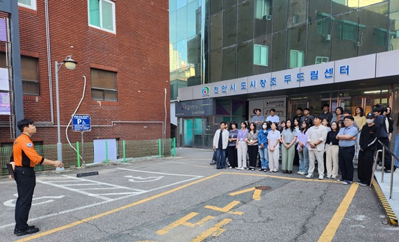 천안시 도시재생지원센터가 지난 9월 22일 천안동남소방서와 함께 도시창조두드림센터에서 소방합동훈련을 실시했다