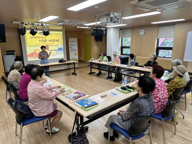 서울시립 도봉노인종합복지관이 어르신의 우울 예방과 일상 활력을 위한 ‘마음챙김, 오늘도 맑음!’ 프로그램을 11월까지 운영한다