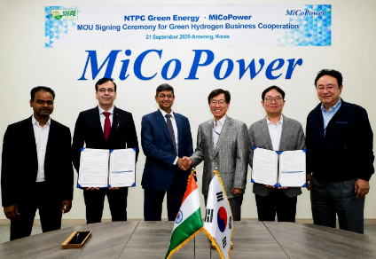 지난달 21일 미코파워와 인도 NTPC가 고체산화물 수전해(SOEC) 사업 협력을 위한 업무협약 체결 후 기념사진을 촬영하고 있다. 가운데 왼쪽이 구루딥 싱(Gurdeep Singh) NTPC 회장, 오른쪽이 전선규 미코그룹 회장
