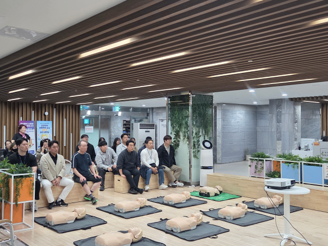 금빛휘트니스센터 고객과 직원이 함께하는 응급처치 교육 현장(사진=금천구시설관리공단)