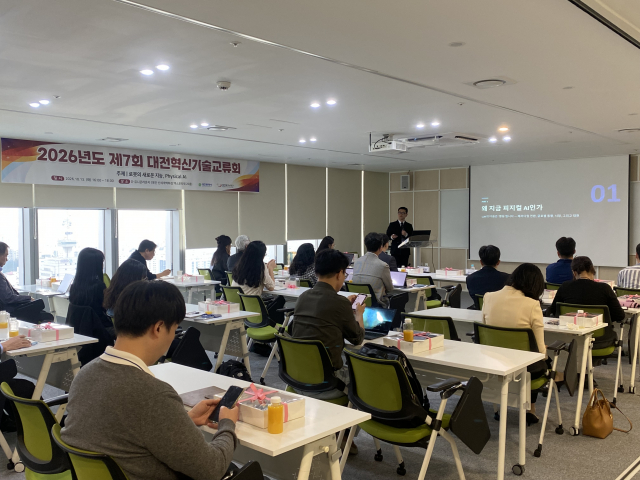2026년 10월 13일 대전신세계백화점 엑스포타워 D-유니콘라운지에서 열린 ‘2026년도 제7회 대전혁신기술교류회’에서 자이스웍스 백재호 대표가 ‘피지컬 AI 기반 행동모방 로봇제어 생성 시뮬레이터 솔루션’을 발표하고 있다