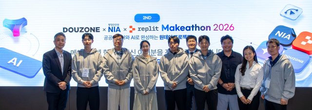 12일 서울 중구 더존을지타워에서 열린 ‘더존비즈온 × NIA × Replit 메이커톤’에서 수상자들이 기념촬영을 하고 있다