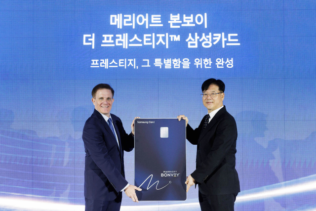 메리어트 인터내셔널 아시아 태평양 커머셜 부문 존 투미(John Toomey) 부사장(왼쪽)과 삼성카드 마케팅본부장 김대순 부사장