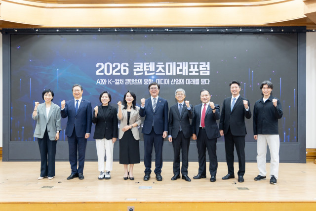 왼쪽부터 최은경 클레이픽쳐스 대표, 황희 의원(전 문화체육관광부 장관), 최민희 의원, 이재정 문화체육관광위원회 위원장, 최휘영 문화체육관광부 장관, 나이영 CBS 대표, 김동욱 CBS M&C 대표, 이준성 연세대학교 스포츠응용산업학과 교수, 오성택 WSC Sports 한국 사업 책임자